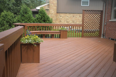 Design ideas for a mid-sized modern deck in Chicago.