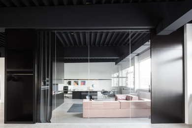 Mittelgroßes Modernes Arbeitszimmer mit Arbeitsplatz, weißer Wandfarbe, freistehendem Schreibtisch und grauem Boden in Sonstige