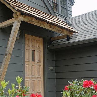Idées déco pour une porte d'entrée éclectique de taille moyenne avec une porte simple et une porte en bois clair.