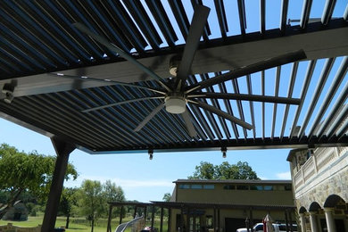 Example of a classic patio design in Dallas