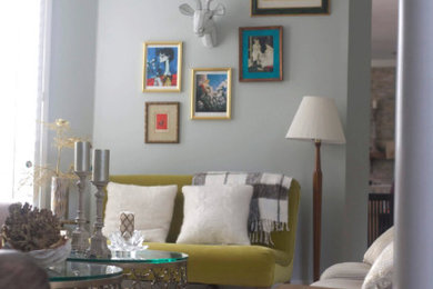 Example of an eclectic living room design in Houston