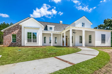 Farmhouse home design photo in New Orleans