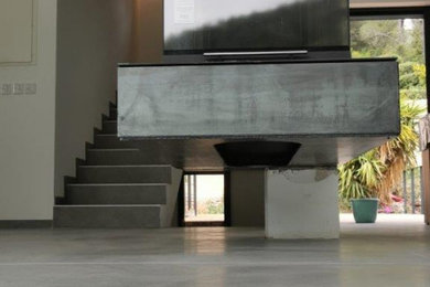 Exempel på ett stort modernt allrum med öppen planlösning, med vita väggar, klinkergolv i keramik, en hängande öppen spis, en spiselkrans i metall, en inbyggd mediavägg och grått golv