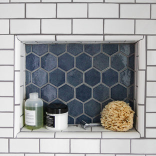 Skandinavische Badezimmer mit blauen Fliesen Ideen, Design & Bilder