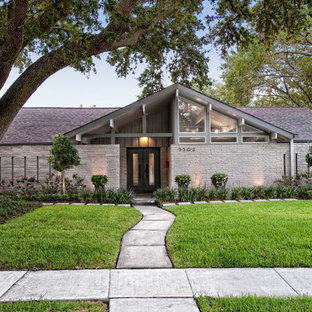 Inspiration för mellanstora 50 tals beige hus, med allt i ett plan, tegel, sadeltak och tak i shingel