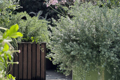 Cette photo montre un mur végétal de terrasse chic de taille moyenne avec du carrelage et aucune couverture.