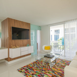 Esempio di un piccolo soggiorno minimalista aperto con angolo bar, pareti bianche, pavimento in gres porcellanato, TV a parete, nessun camino e pavimento bianco