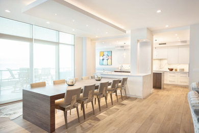 Ispirazione per una sala da pranzo design con pavimento in vinile e pavimento marrone
