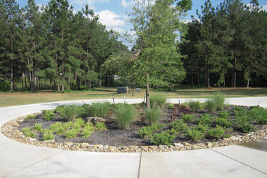 Photo of a traditional landscaping in Houston.