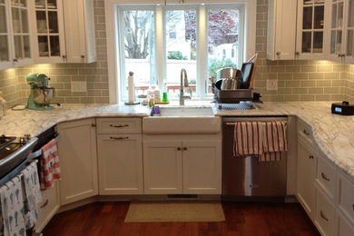 Kitchen - modern kitchen idea in New York
