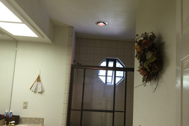 Modelo de cuarto de baño minimalista con bañera encastrada, encimera de cuarzo compacto y ducha con puerta corredera