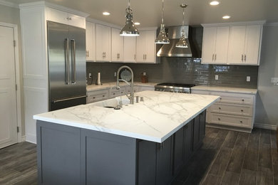 Kitchen photo in Los Angeles with an island