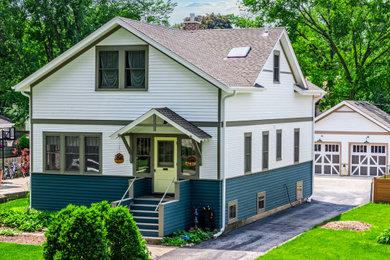 Cottage exterior home idea in Chicago