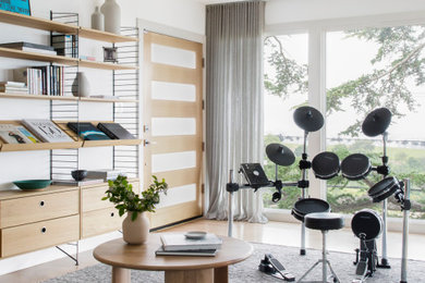Ejemplo de sala de estar con rincón musical contemporánea con paredes blancas, suelo de madera clara y suelo beige