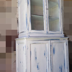 Restauraci&oacute;n de alacena en blanco desgastado y fondo azul - Products