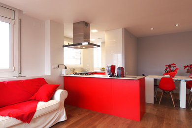 Diseño de cocinas en L actual grande abierta sin isla con puertas de armario rojas, suelo laminado, fregadero de doble seno, armarios con paneles lisos, salpicadero beige, electrodomésticos de acero inoxidable y suelo marrón