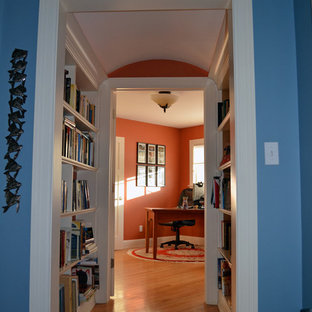 Idéer för att renovera en mellanstor vintage hall, med blå väggar och mellanmörkt trägolv