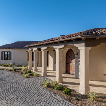 Seamless Indoor-Outdoor Living: A Home Designed for Entertaining and Privacy
