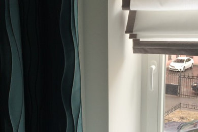サンクトペテルブルクにあるトランジショナルスタイルのおしゃれな主寝室 (グレーの壁)