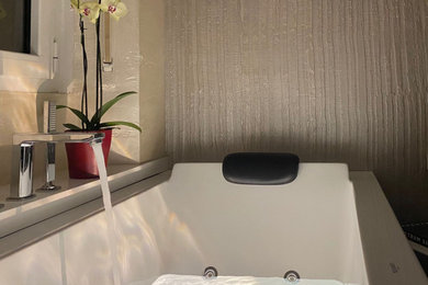 Ispirazione per una grande stanza da bagno padronale eclettica con vasca idromassaggio e pareti beige