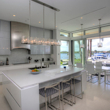 Cuisine moderne noir et grise en bord de mer