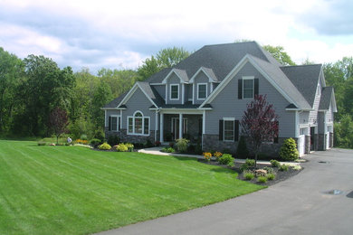 Mid-sized traditional exterior home idea in New York