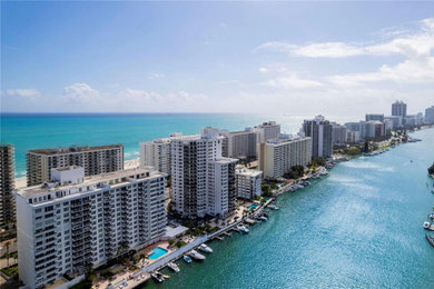 Home design - contemporary home design idea in Miami