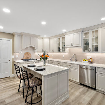 Starmark Maple Ridgeville Kitchen & Banquette/Desk in Macadamia