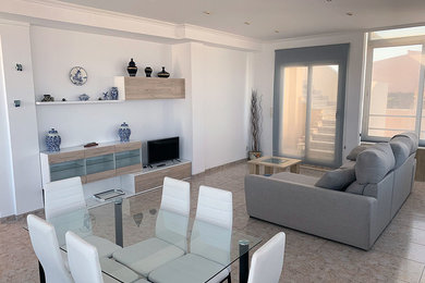 Imagen de salón cerrado moderno de tamaño medio