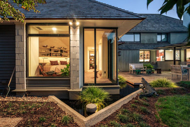 Kleines, Einstöckiges Modernes Haus mit grauer Fassadenfarbe, Walmdach, Schindeldach, braunem Dach und Verschalung in Sonstige