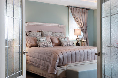 Example of a classic bedroom design in Toronto