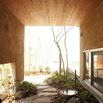 旗竿地に建てた、緑の中に佇む家