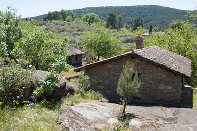 Inspiration for a farmhouse landscaping in Madrid.