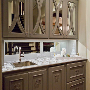 カンザスシティの中サイズのトランジショナルスタイルのおしゃれなホームバー (ドロップインシンク、家具調キャビネット、グレーのキャビネット、タイルカウンター、ミラータイルのキッチンパネル、濃色無垢フローリング、茶色い床) の写真