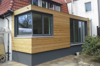 Kleines, Einstöckiges Modernes Haus mit Flachdach, Misch-Dachdeckung, schwarzem Dach und Verschalung in Hannover