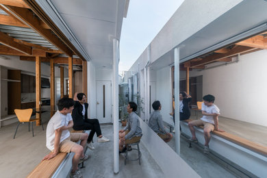 Modelo de terraza contemporánea pequeña en patio lateral con adoquines de hormigón