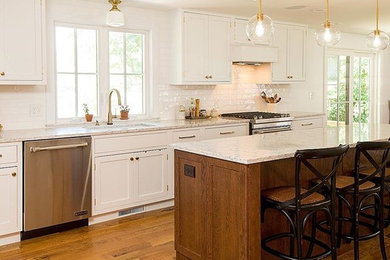 Kitchen - modern kitchen idea in New York