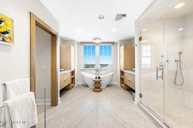 Bathroom - contemporary bathroom idea in New York