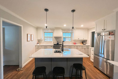Inspiration for a mid-sized modern l-shaped light wood floor and brown floor eat-in kitchen remodel in Dallas with an undermount sink, shaker cabinets, white cabinets, quartzite countertops, white backsplash, subway tile backsplash, stainless steel appliances, an island and white countertops