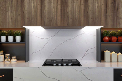 Immagine di una cucina minimalista di medie dimensioni con ante lisce, ante grigie, top in quarzo composito, paraspruzzi bianco, paraspruzzi in quarzo composito e top bianco