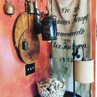 Inspiration pour une arrière-cuisine méditerranéenne avec une crédence orange.