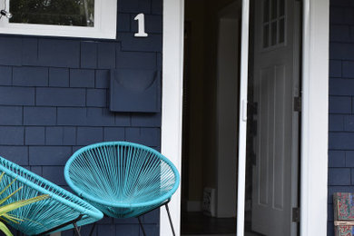 Modelo de entrada campestre con paredes azules y puerta corredera