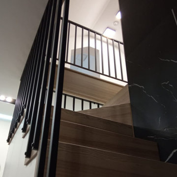 Закрытая лестница с металлическими перилами
