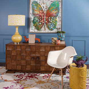 Immagine di un piccolo soggiorno eclettico chiuso con pareti blu, parquet scuro, nessun camino e nessuna TV