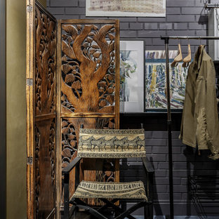 Inredning av ett eklektiskt kapprum, med svarta väggar, klinkergolv i porslin och grått golv