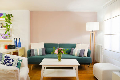 Ispirazione per un piccolo soggiorno design aperto con pareti rosa, pavimento in legno massello medio e pavimento marrone