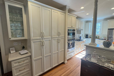 Example of a classic kitchen design in Richmond