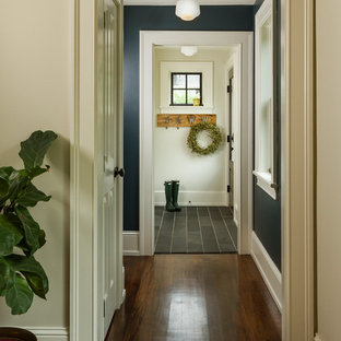 Landhausstil Flur mit blauer Wandfarbe Ideen, Design & Bilder