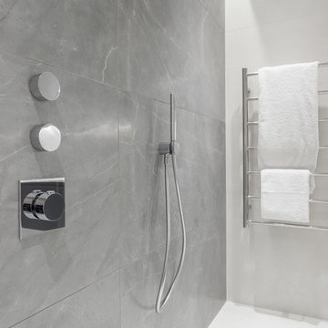 Walk-in shower with feature tiling