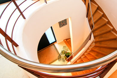 Gewendelte Moderne Treppe mit Teppich-Treppenstufen und Teppich-Setzstufen in Hamburg